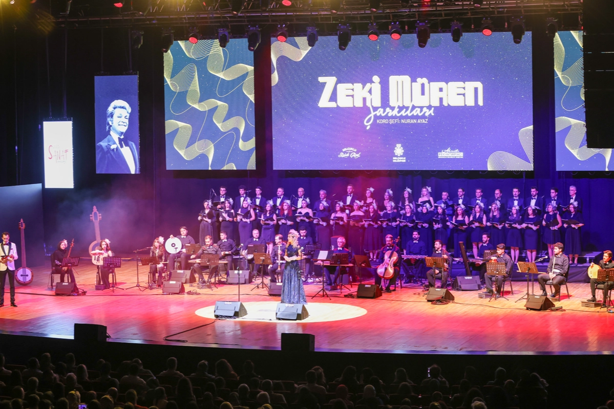Zeki Müren Konseri Konya'da Yoğun İzleyici Topladı
