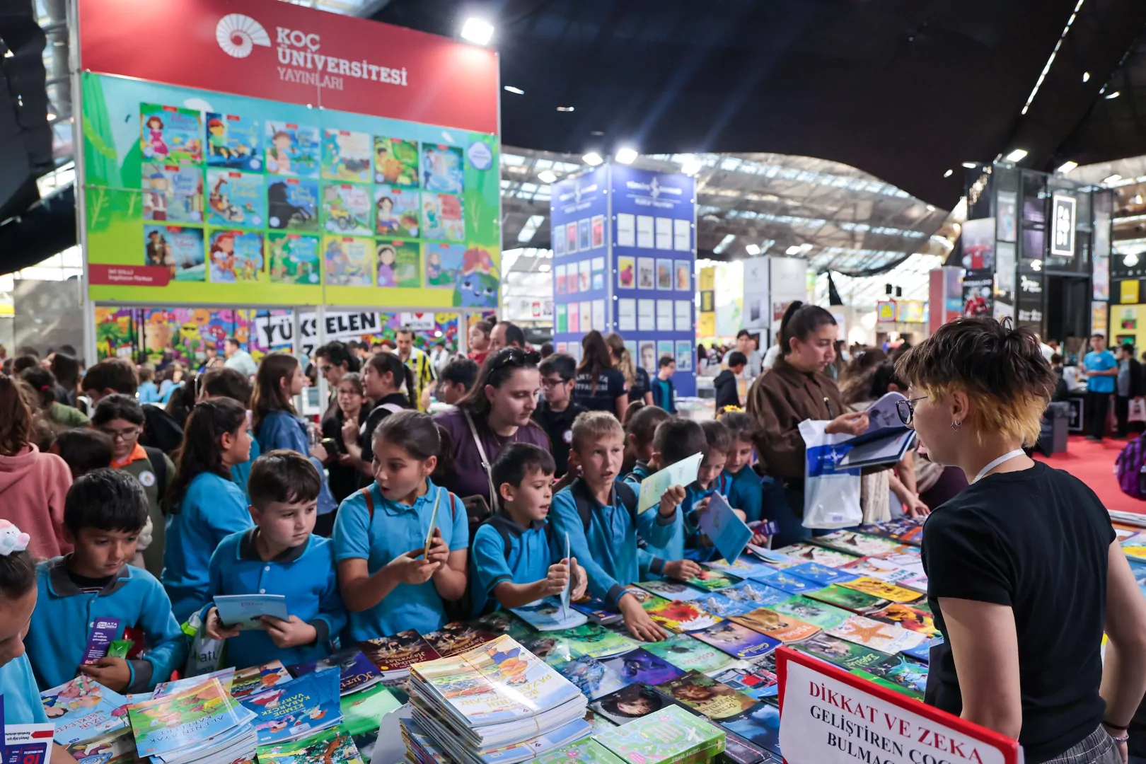 Antalya Kitap Fuarı’na öğrencilerden yoğun ilgi