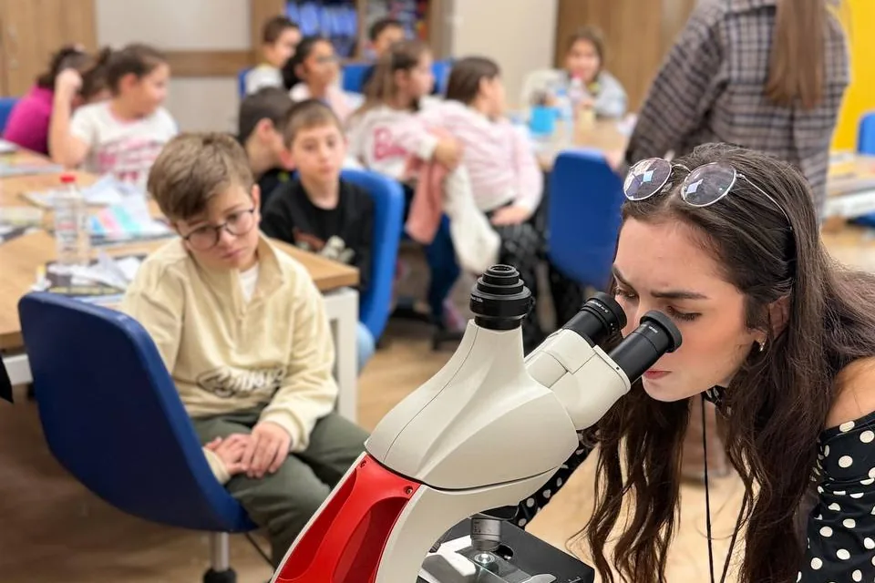 Sakarya’da Minikler Bilim Atölyesinde Keşfederek Öğrendi